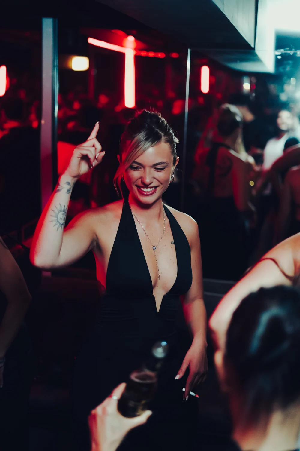 Una invitada bailando