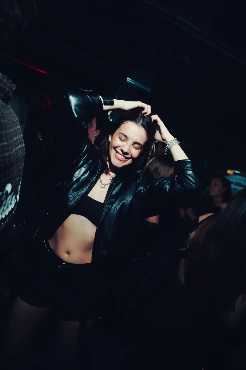 Una invitada bailando con los brazos levantados