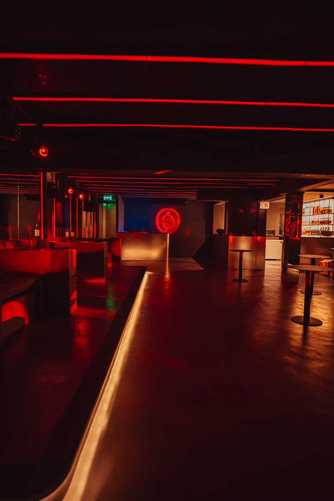 La pista de Capricho rodeada de sillones y luces rojas